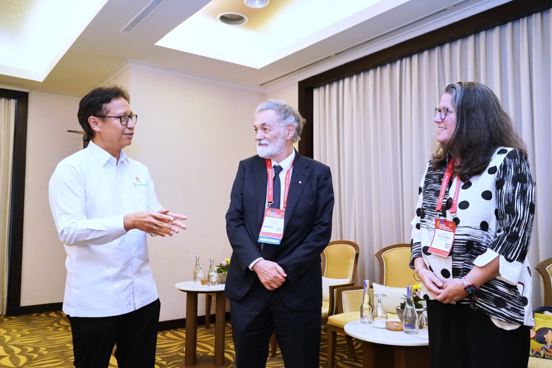 Prof Guy Marks and Dr Cassandra Kelly-Cirino with the Indonesian Minister of Health